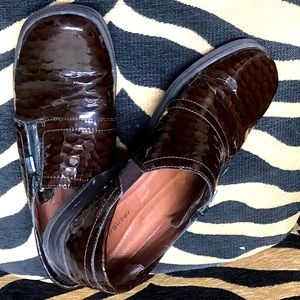 Naturalizer shoes  size 10M Comfortable . Side zip